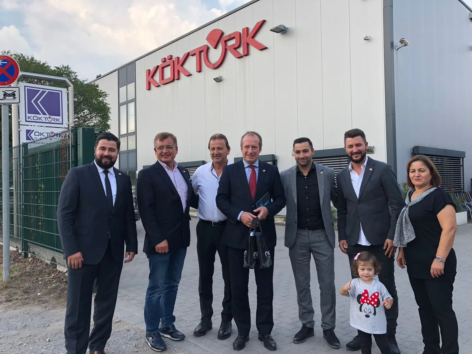 Alman Vekilden Türk Esnaflara Övgü
Almanya'da Türk esnafı ziyaret eden Hristiyan