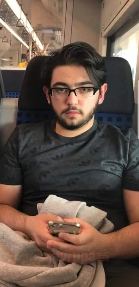   Frankfurt”ta geçen yılın kasım ayında raylara  düşen kişiyi kurtarmak