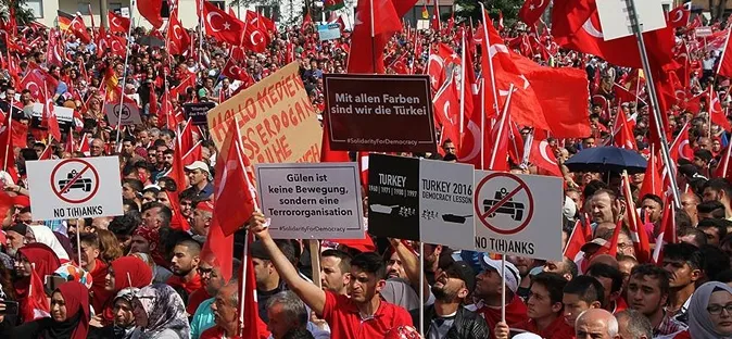 Avrupa'nın çeşitli ülkelerinde yaşayan 80 binden fazla Türk ve Türkiye