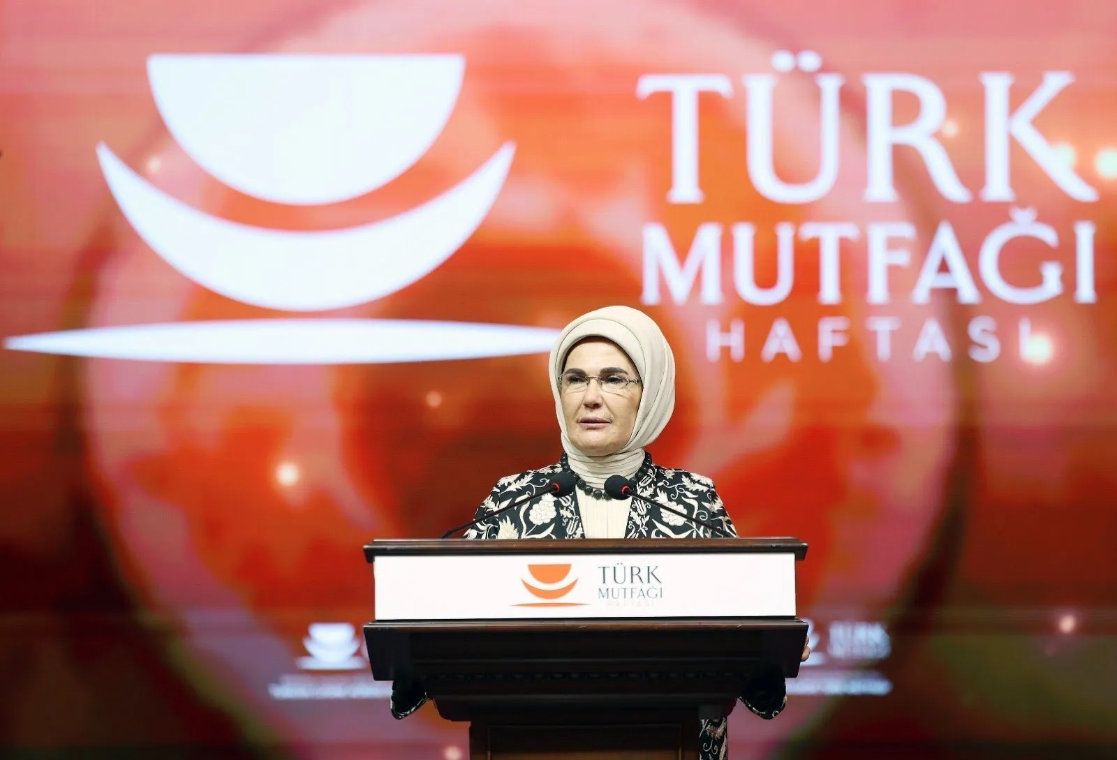 – Cumhurbaşkanı Recep Tayyip Erdoğan'ın eşi Emine Erdoğan: – "Türkiye