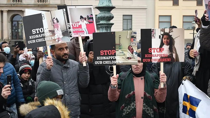 İsveç'in Göteborg kentinde çocukları ellerinden alınan Müslüman ebeveynler, sosyal hizmetler