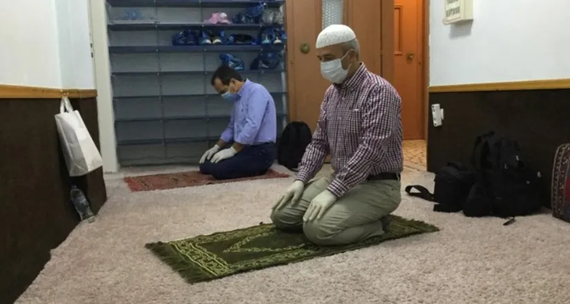 İbadete açık cami olmayan Atina'da Batı Trakyalılar bayram namazı kıldı.