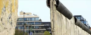 Tarihi Brandenburg Kapısı önünde düzenlenen kutlamaya, Almanya Cumhurbaşkanı Frank-Walter Steinmeier,