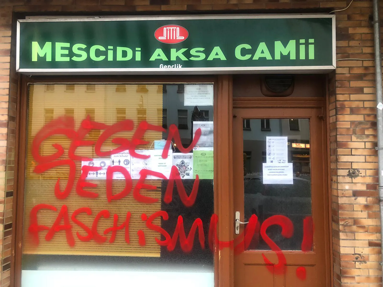 Almanya’nın başkenti Berlin’de Mescid-i Aksa Camii’nin dış cephesine yazı yazıldı,