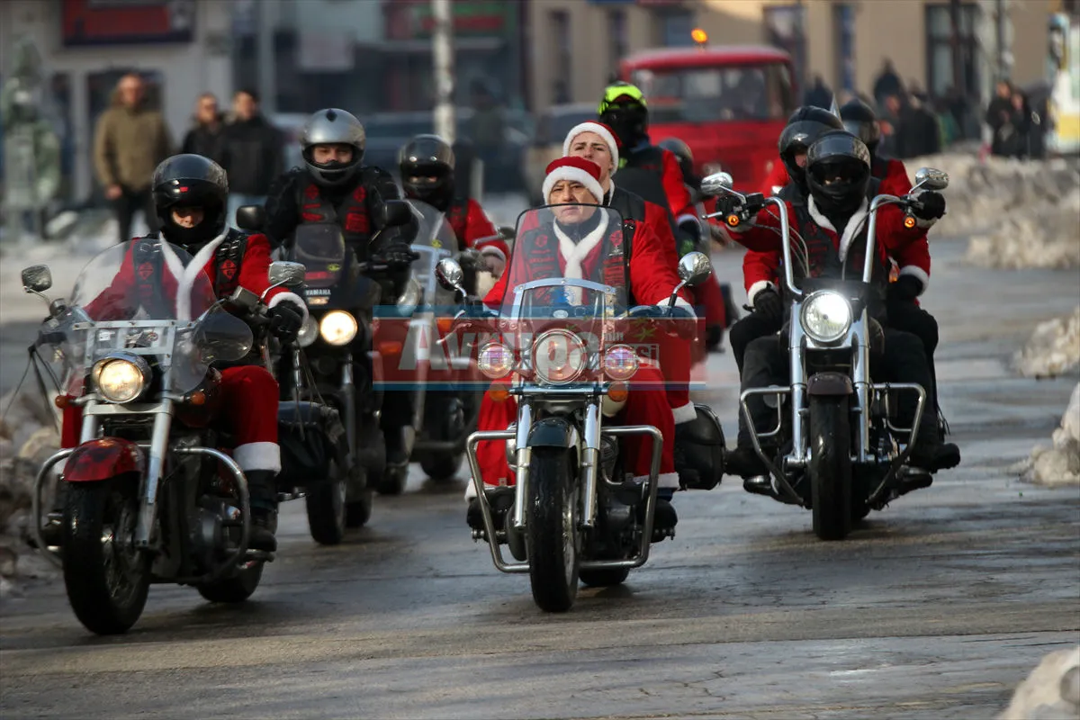 ZENİCA Bosna Hersek'in Zenica şehrinde Noel Baba kıyafetli motosikletliler, kimsesiz