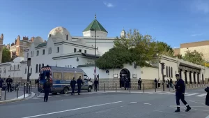 Fransa Cumhurbaşkanı Emmanuel Macron, Paris'teki Ulu Cami'nin temelinin atılışının 100.