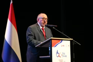 “Kuşaktan Kuşağa: Hollanda’daki Türk Diasporasının 60. Yılı” resepsiyonunda konuşan Yurtdışı