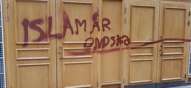 İsveç'in başkenti Stockholm'daki bir cami İslamofobik saldırıya uğradı.