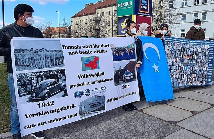 Viyana’da bir grup Uygur Türkü, Volkswagen firmasının Çin’in Sincan Uygur