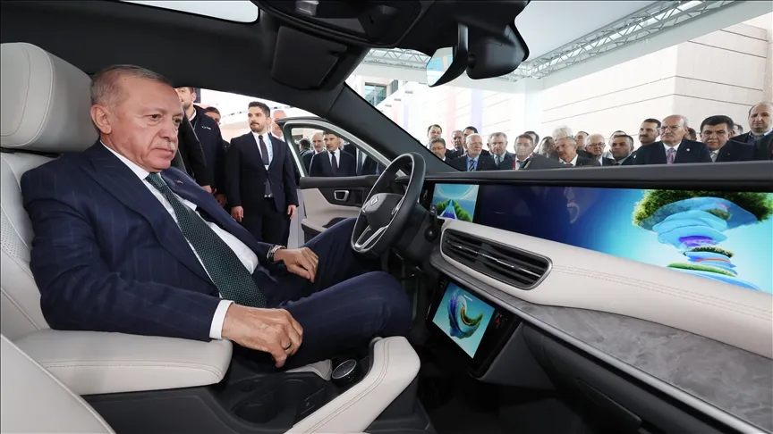 Cumhurbaşkanı Erdoğan, Togg'un yeni modeli T10F'yi inceleyerek yetkililerden bilgi aldı.