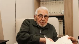 Sakarya'nın Hendek ilçesinde yaşayan 93 yaşındaki Prof. Dr. İsmail Cerrahoğlu
