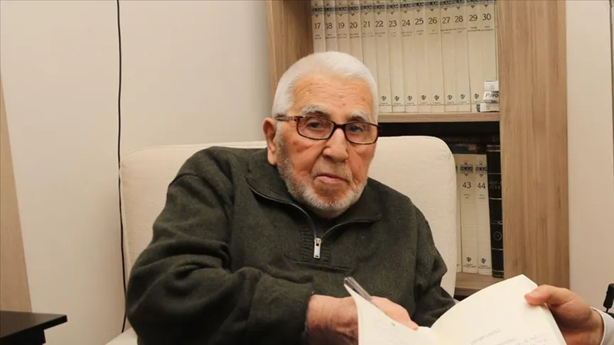 Sakarya'nın Hendek ilçesinde yaşayan 93 yaşındaki Prof. Dr. İsmail Cerrahoğlu