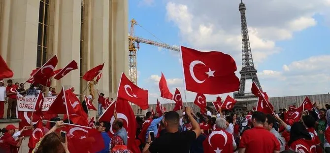 Darbe girişimi, Fransa'nın başkenti Paris'te düzenlenen gösteride protesto edildi.
