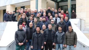 Rodop ili Kozlukebir Belediyesi’ne bağlı Karacaoğlan köyünde, cami avlusuna parke