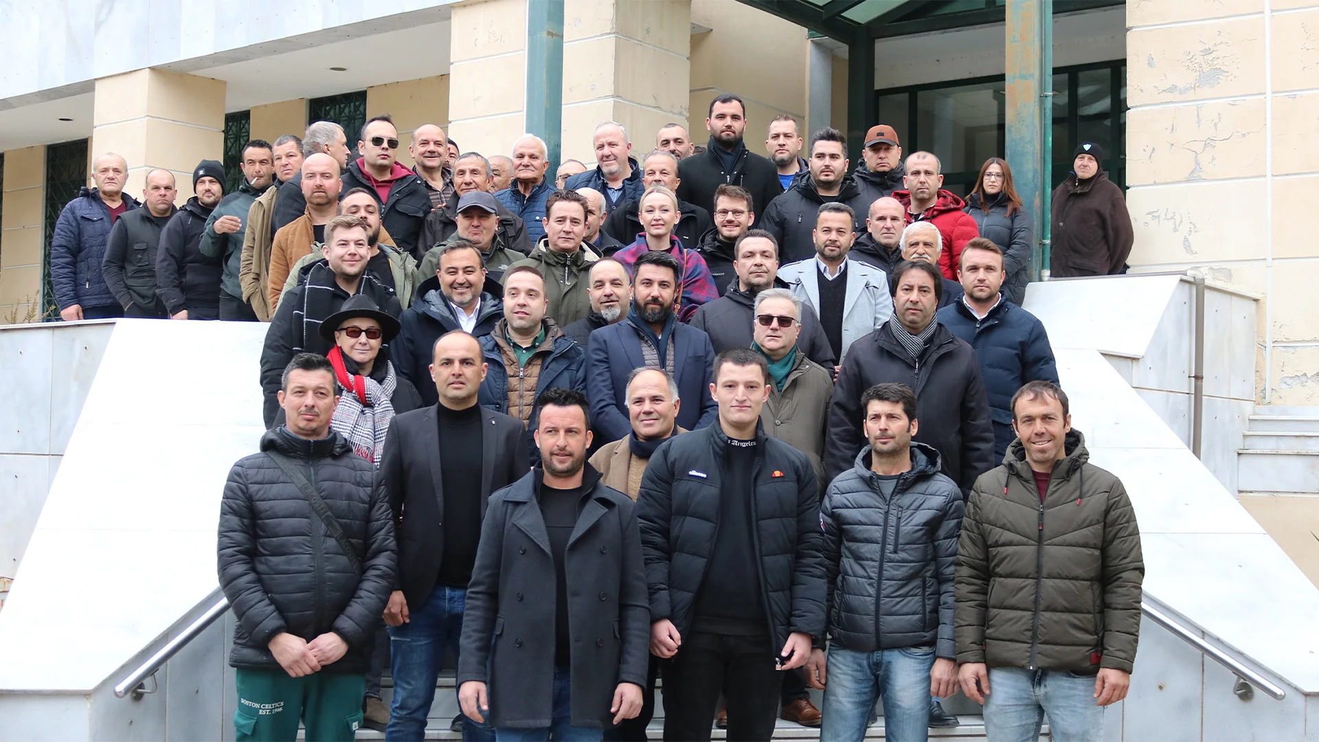 Rodop ili Kozlukebir Belediyesi’ne bağlı Karacaoğlan köyünde, cami avlusuna parke