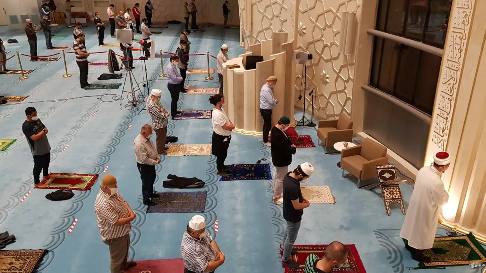 Almanya'da koronavirüs salgını sebebiyle ibadete bir süre ara verilen camilerin