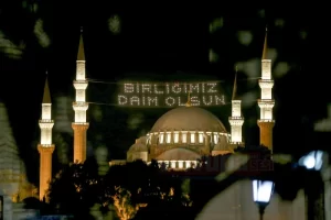 Hain darbe girişiminin ezanlarla bastırıldığı 15 Temmuz destanı için mahyalar
