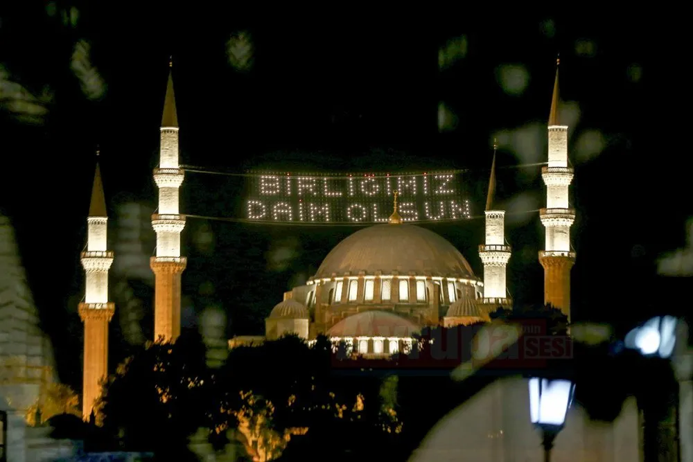 Hain darbe girişiminin ezanlarla bastırıldığı 15 Temmuz destanı için mahyalar