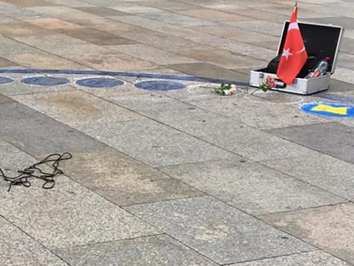 Köln şehrinde ünlü Dom Katedrali önünde görsel sanatla ülke bayrakları