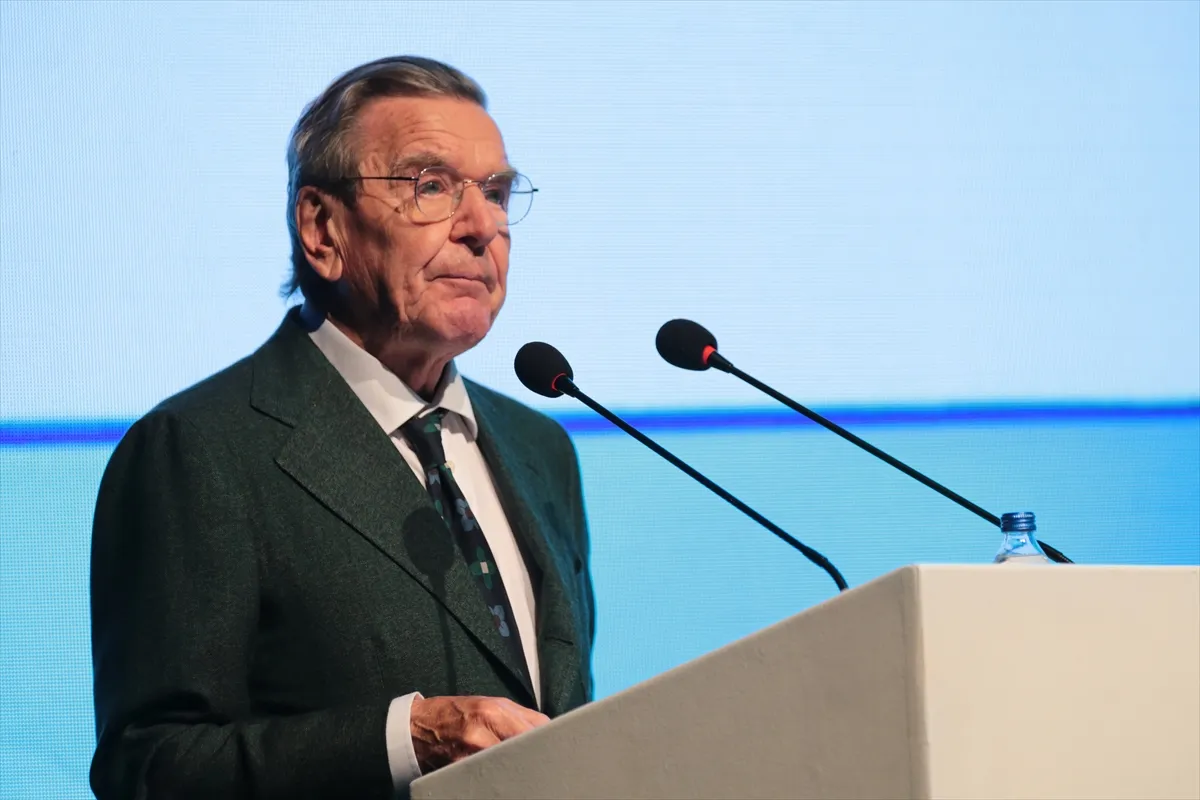 Eski Almanya Başbakanı Gerhard Schröder, enerji piyasasında fiyatların makul seviyede