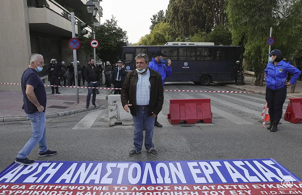 Yunanistan Kamu Hastaneleri Çalışanları Federasyonunun (POEDIN) çağrısıyla 24 saatlik greve