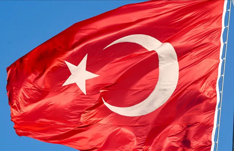 Sosyal paylaşım sitesi üzerinden Atatürk'e hakaret ederek Türk bayrağını yırtan