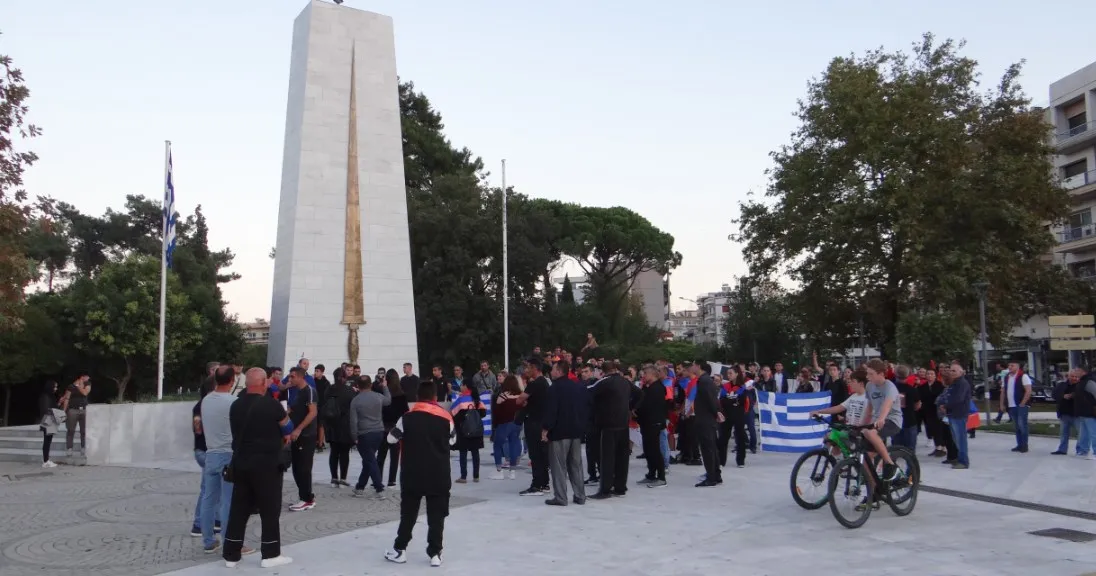 Yunanlı ve Ermeniler birlikte Türkiye’nin Gümülcine Başkonsolosluğu’na bir protesto yürüyüşü