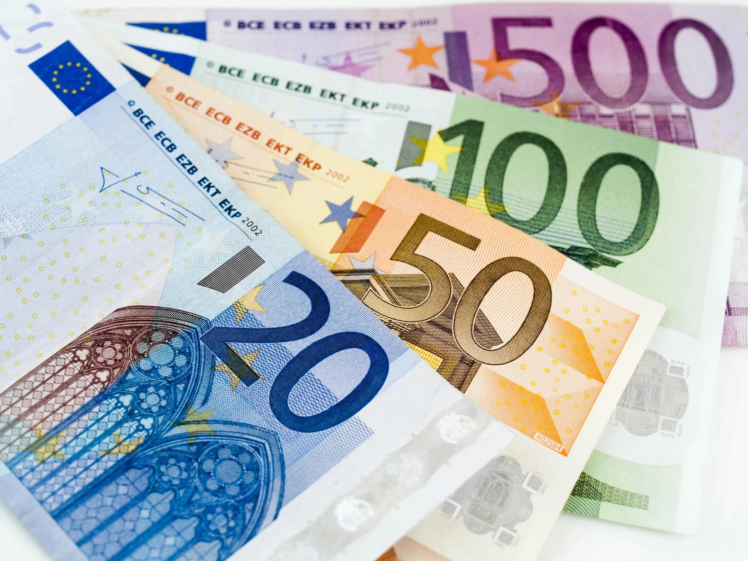Euro Bölgesi’nde yatırımcı güveni, özel tüketimin artacağı beklentisiyle şubat ayında