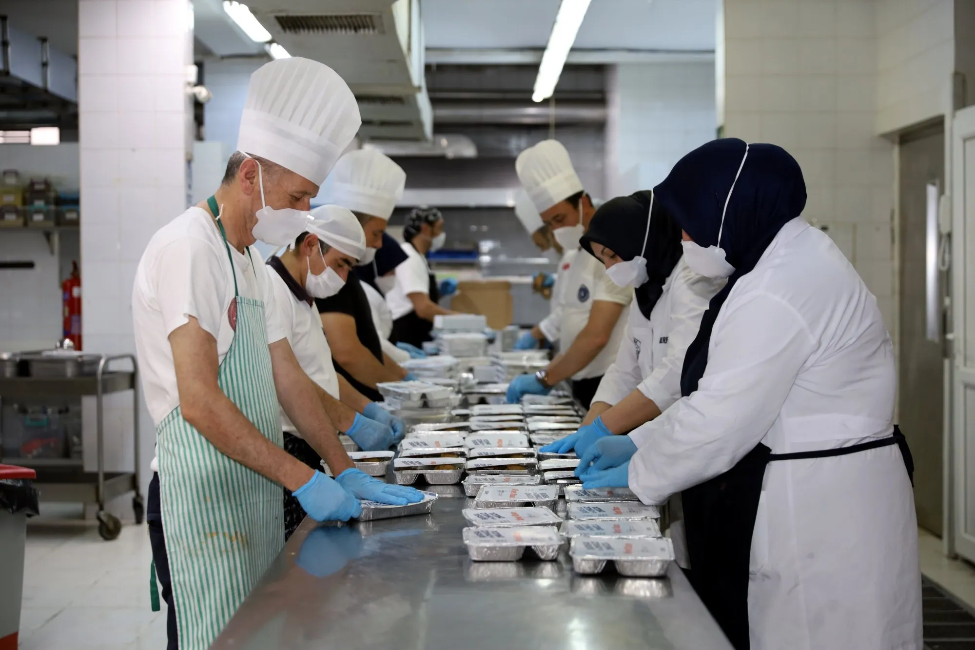 Ramazan aylarında kurduğu aş evleri ile her akşam binlerce vatandaşı