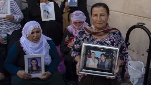 Çocuklarının dağa kaçırılmasından HDP'yi sorumlu tutarak Diyarbakır İl Başkanlığı önünde