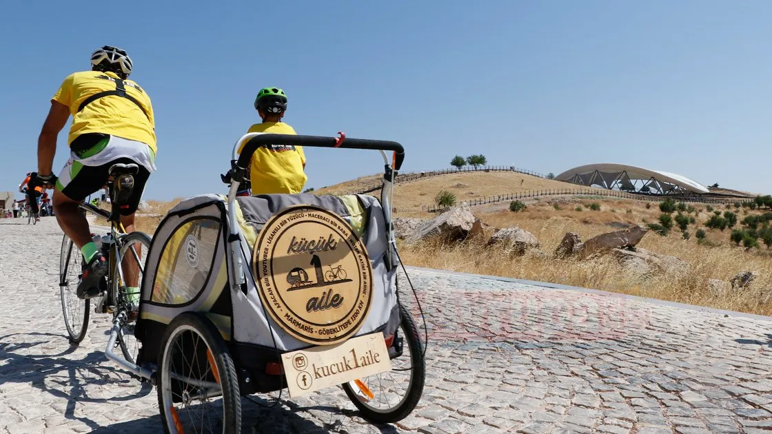Pekçedenöz ailesi Şanlıurfa kent merkezinde kendilerini karşılayan Urfa Bisiklet Topluluğu
