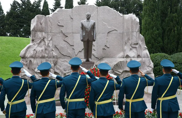 Azerbaycan'ın ulusal lideri Haydar Aliyev, doğumunun 99. yılında başkent Bakü'de
