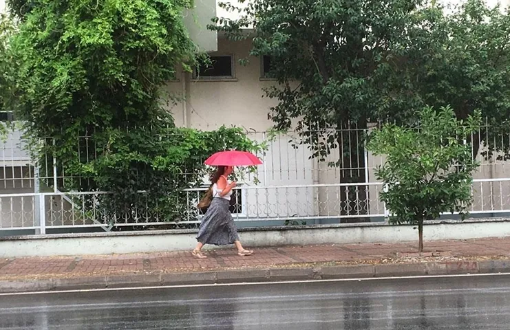 Antalya'da aralıklarla etkili olan sağanak sevinç yarattı.