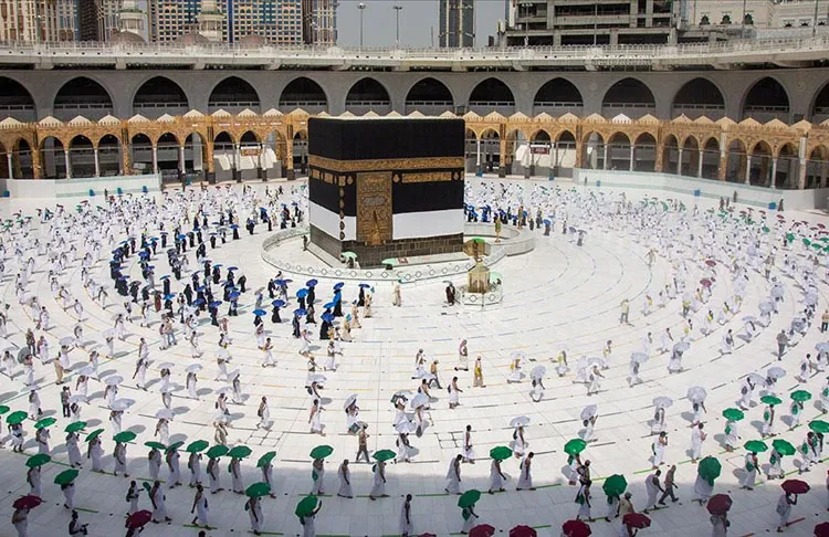 Sağlık Bakanı Tevfik er-Rebia'nın bakanlığındaki yetkililere, hacca katılmak isteyenlere Virüs