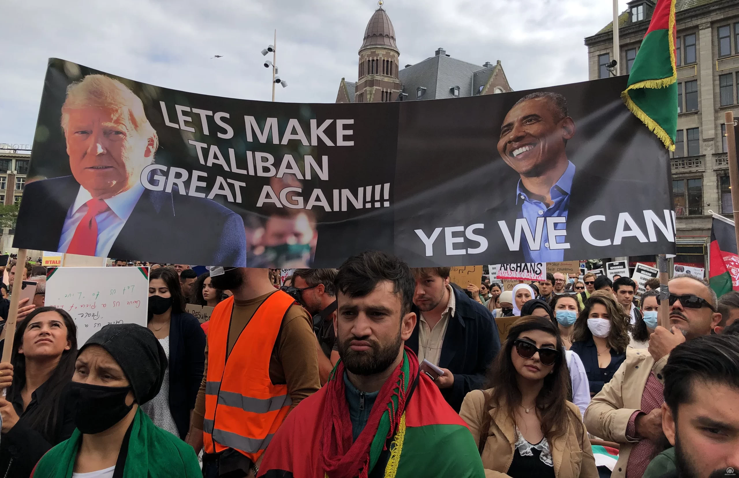 Hollanda'nın başkenti Amsterdam'da, farklı grupların organizasyonuyla Afganistan'daki sivillere destek gösterisi