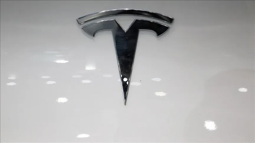 Elektrikli otomobil üreticisi Tesla'nın bazı araçlarında ikaz ışıklarındaki yazı boyutunun