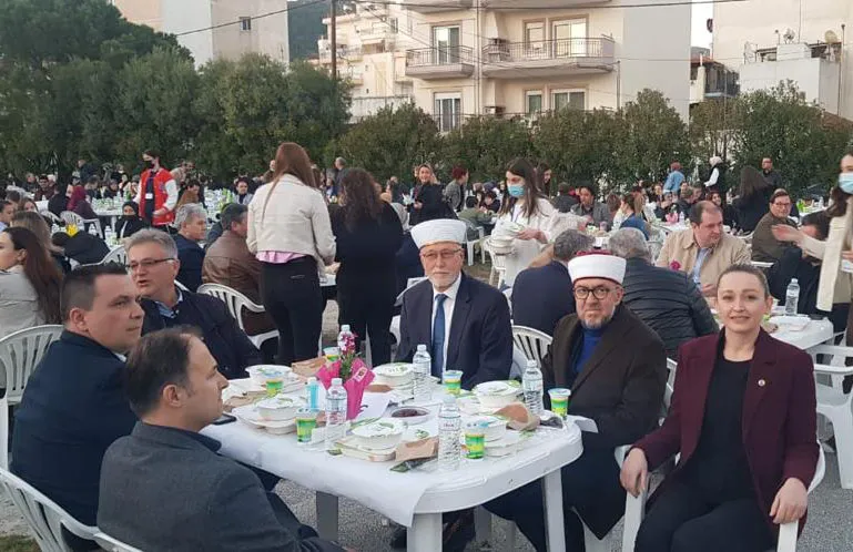 Pandemi nedeniyle iki yıl aradan sonra düzenlenen toplu iftarda İskeçeliler