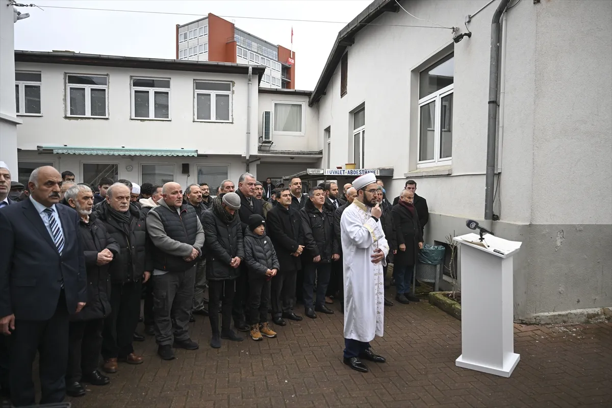 Almanya'da cenazesi yanlışlıkla yakılan Türk vatandaşı Abdulkadir Sargın için Hannover'de