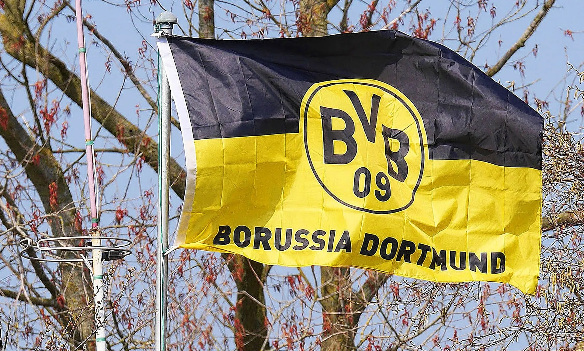 Almanya Birinci Futbol Ligi'nin ilk haftasında oynanan maçta Borussia Dortmund,