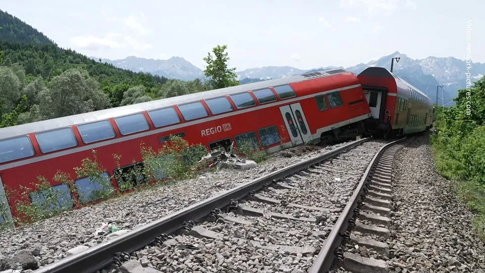Almanya'nın Bavyera eyaletindeki Garmisch-Partenkirchen beldesi yakınlarında bir yolcu treninin raydan