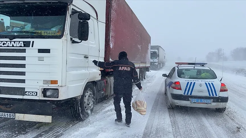 Edirne'de AFAD ekipleri, olumsuz hava şartları nedeniyle sınırda bekleyen tır