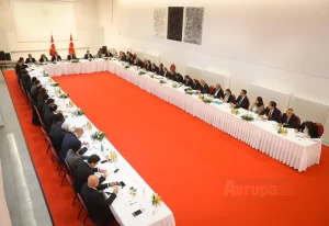 Dışişleri Bakanı Mevlüt Çavuşoğlu, Türkiye'nin Düsseldorf Başkonsolosluğunu ziyaret ederek, Türk