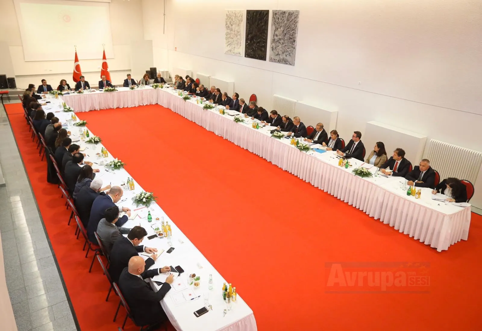 Dışişleri Bakanı Mevlüt Çavuşoğlu, Türkiye'nin Düsseldorf Başkonsolosluğunu ziyaret ederek, Türk