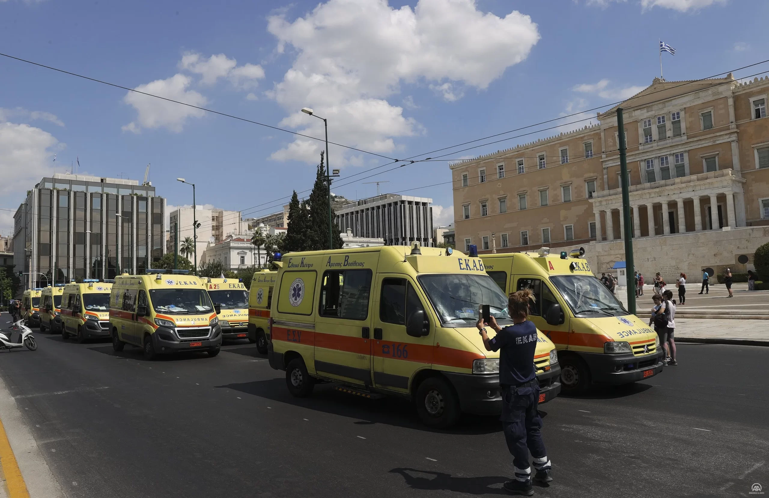 Atina’da Ambulanslar parlamento binası önüne siren çaldı Atina'da Ambulanslar parlamento binası önüne siren çaldı