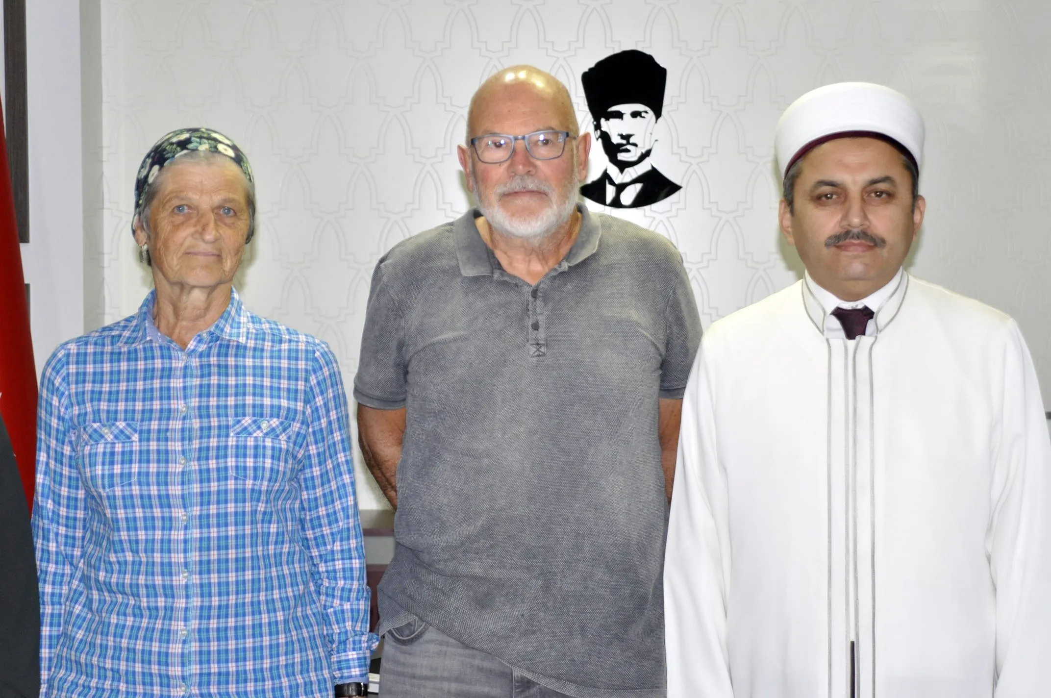 Muğla'nın Fethiye ilçesinde yaşayan ve ezandan etkilenen İsviçreli çift, kelime-i