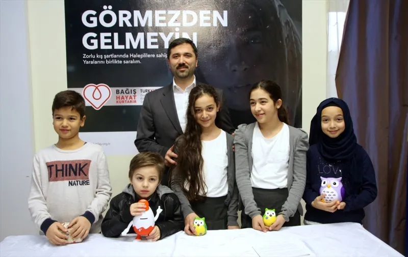 Köln'de yaşayan bir grup çocuk, UETD'nin Türk Kızılayı iş birliğiyle
