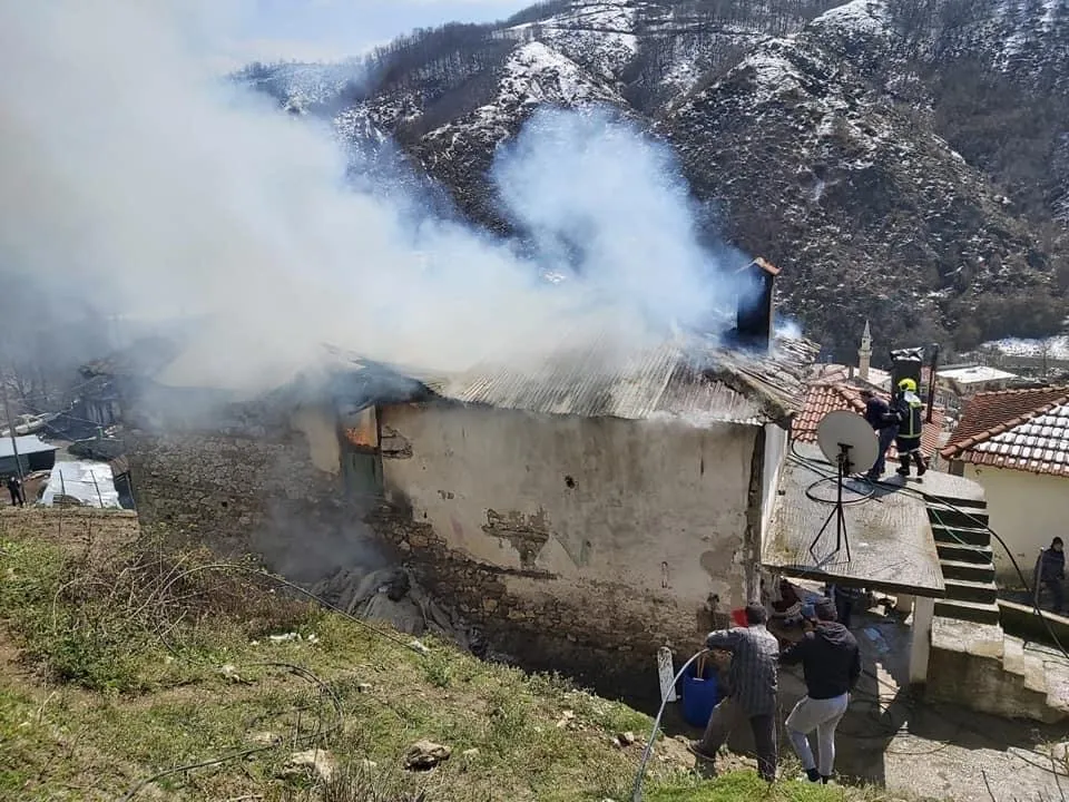İskeçe’nin dağlık kolunda Mustafçova Belediyesi’ne bağlı Sinikova’da çıkan yangında 6