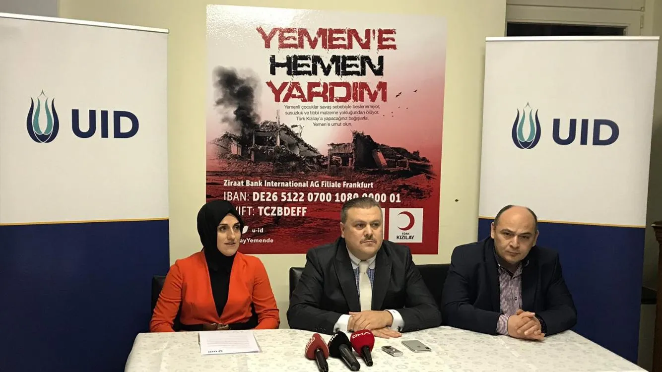 UİD Genel Başkanı Bülent Bilgi (ortada) Avrupalı Türkleri yardıma çağırdı