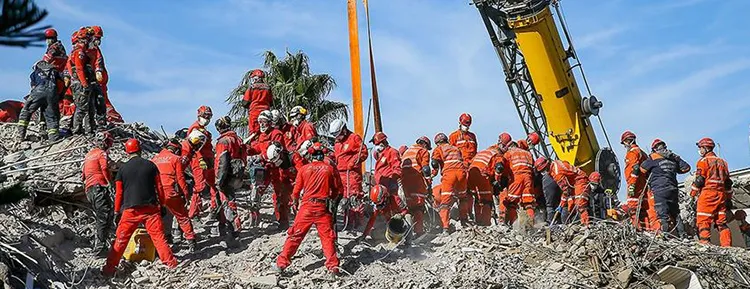 Sağlık Bakanı Fahrettin Koca, İzmir'deki deprem sonrası Bayraklı ilçesindeki Rıza