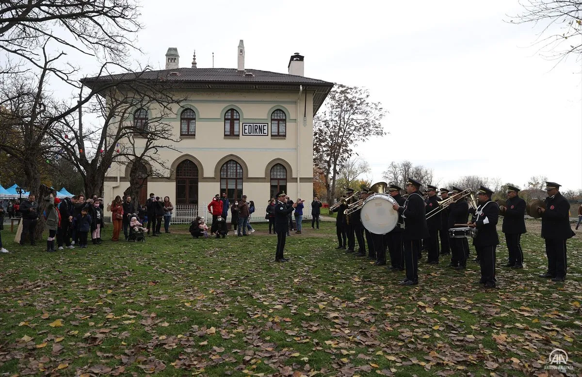 Kent sakinleri kahve demleme atölyeleri, konserler ve çocuklara yönelik çikolata